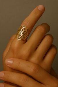 main avec bague tendance