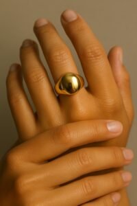 main avec bague large doré tendance 2025