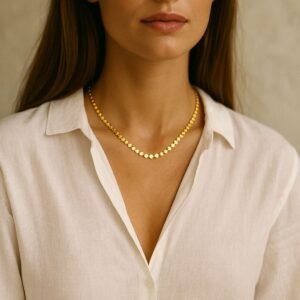 femme avec collier ras du cou en acier inoxydable