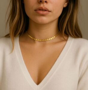 femme avec bijoux en acier inoxydable