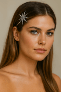 femme avec barrette à cheveux tendance