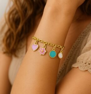 femme avec bracelets breloques colorés